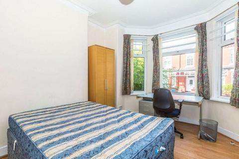 4 bedroom terraced house to rent, Kensington Avenue, Victoria Park, M14