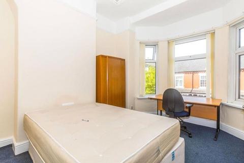 undefined, Kensington Avenue, Victoria Park, M14