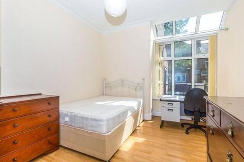 undefined, Kensington Avenue, Victoria Park, M14