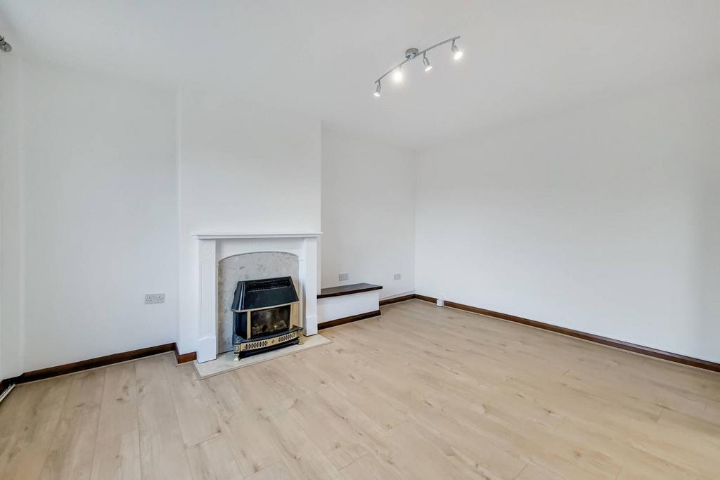 Charlbury Avenue, Stanmore, HA7 3 bed semidetached house £2,200 pcm