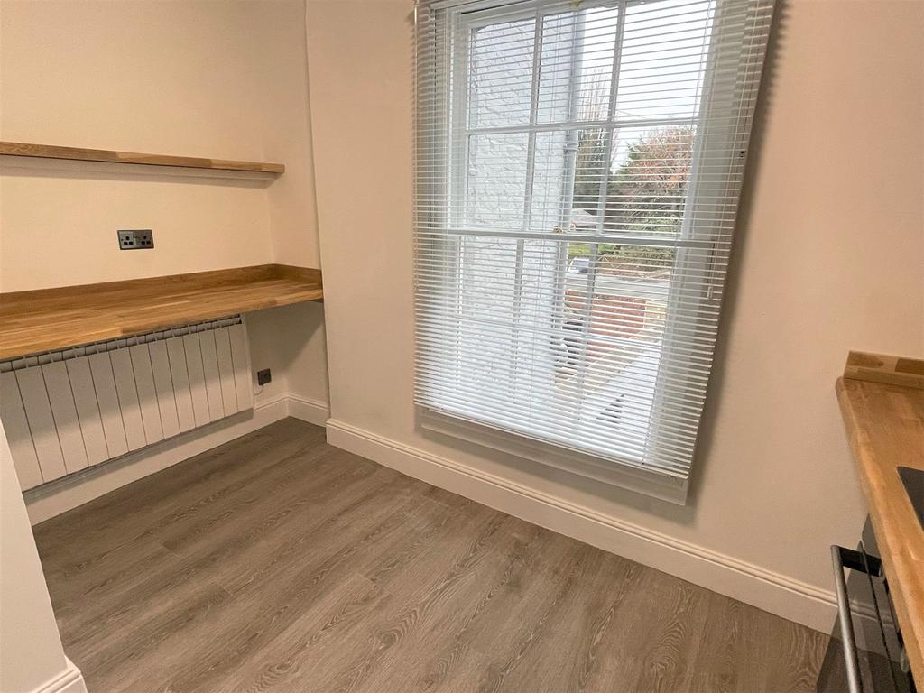 Upper High Street, Taunton, TA1 2 bed flat £895 pcm (£207 pw)