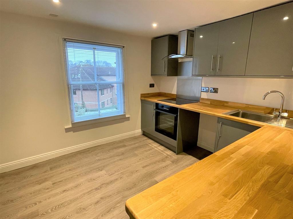 Upper High Street, Taunton, TA1 2 bed flat £895 pcm (£207 pw)