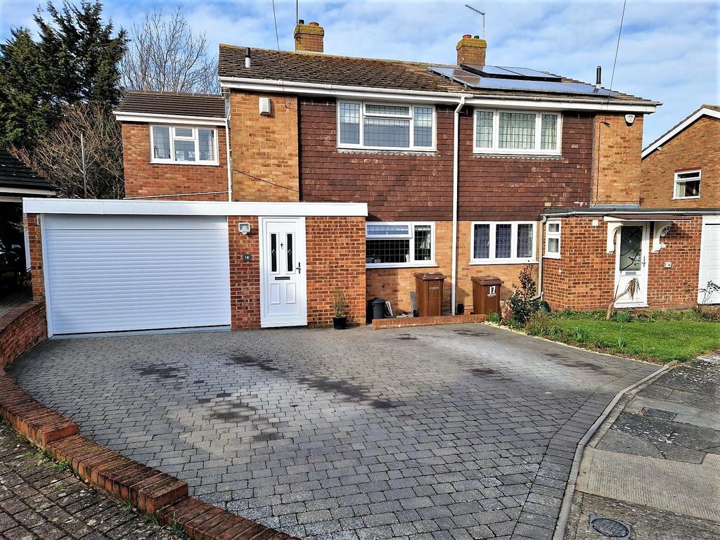 Canon Close Rochester 4 bed semidetached house £450,000