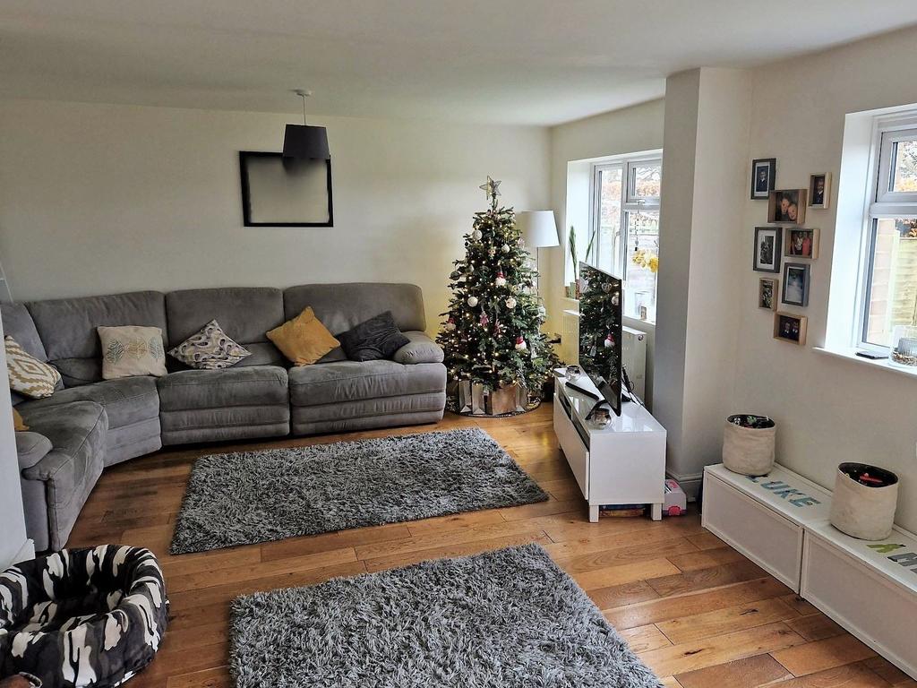 Canon Close Rochester 4 bed semidetached house £450,000