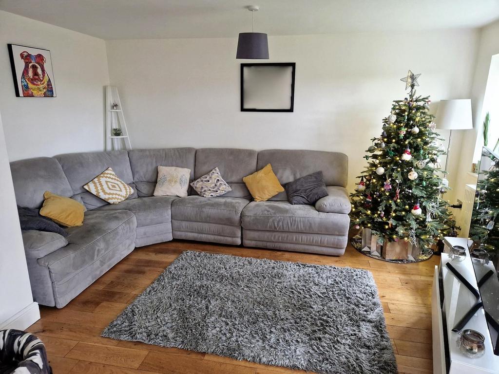 Canon Close Rochester 4 bed semidetached house £450,000