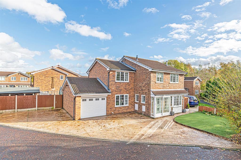 Vincent Close, Old Hall, Warrington... 5 bed detached house £435,000