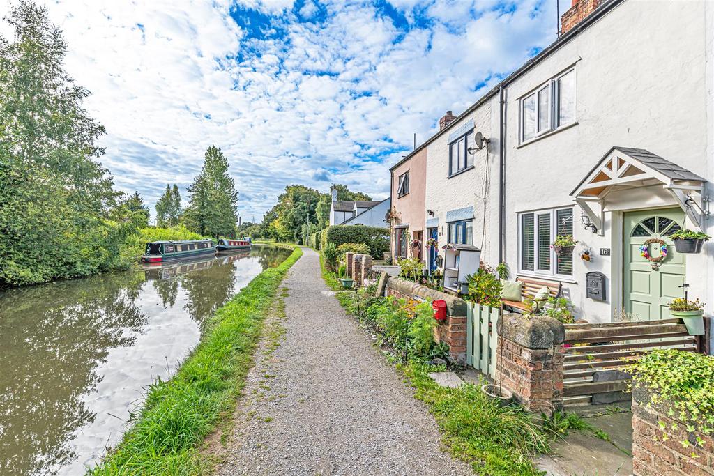 Chester Road, Preston Brook, Runcorn, Cheshire 2 bed cottage £200,000