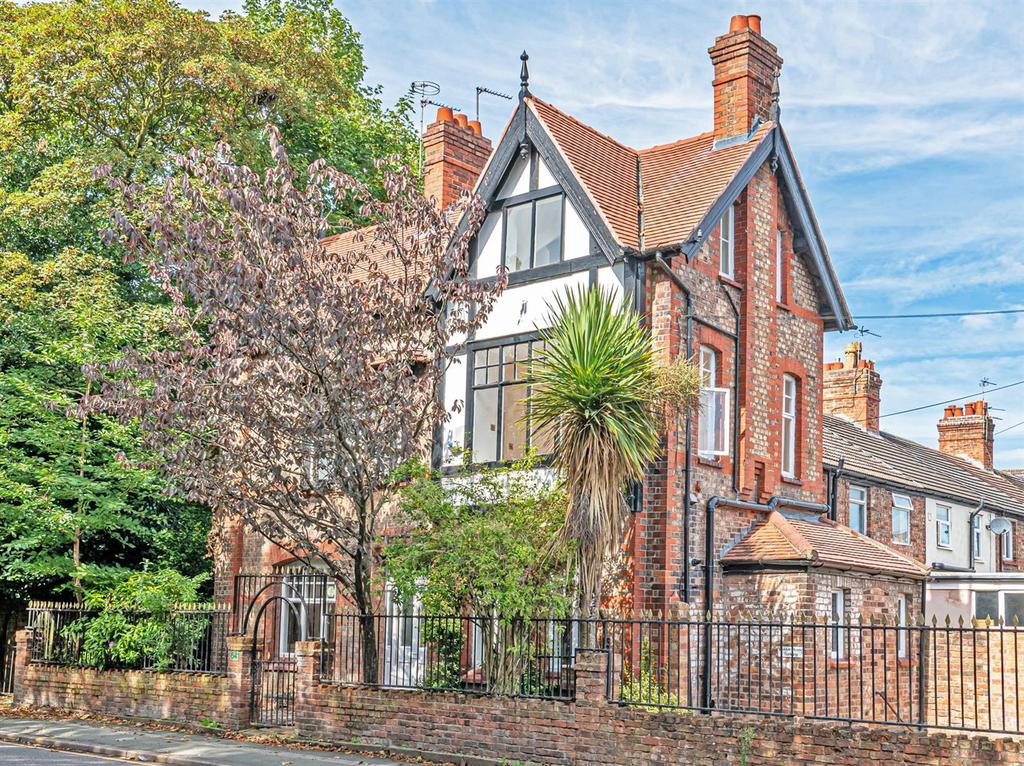 Raddon House, Knutsford Road, Latchford 3 bed end of terrace house £