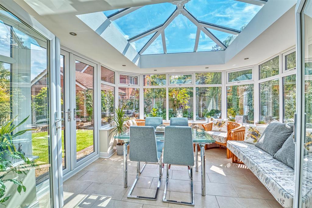 Westcliff Gardens, Appleton, Warrington, Cheshire 5 bed detached house