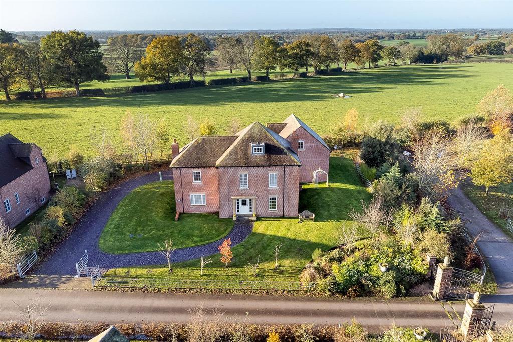 Lakeside Lodge, Hall Lane, Hankelow, Crewe 5 bed detached house for