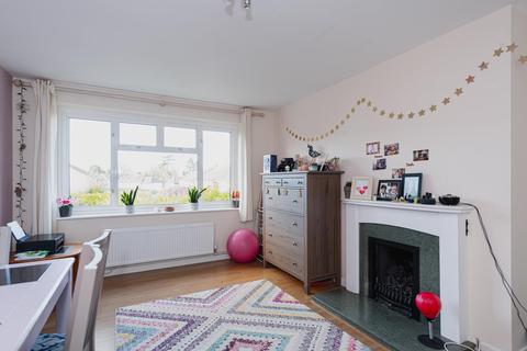 16 Andrews Close, Epsom, KT17 4EX