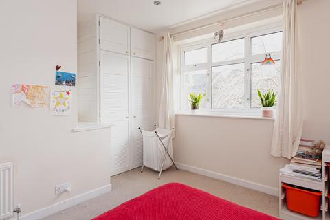 16 Andrews Close, Epsom, KT17 4EX