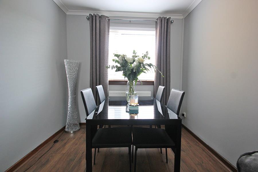 Waverley Crescent, Kirkintilloch 2 bed semidetached house £850 pcm
