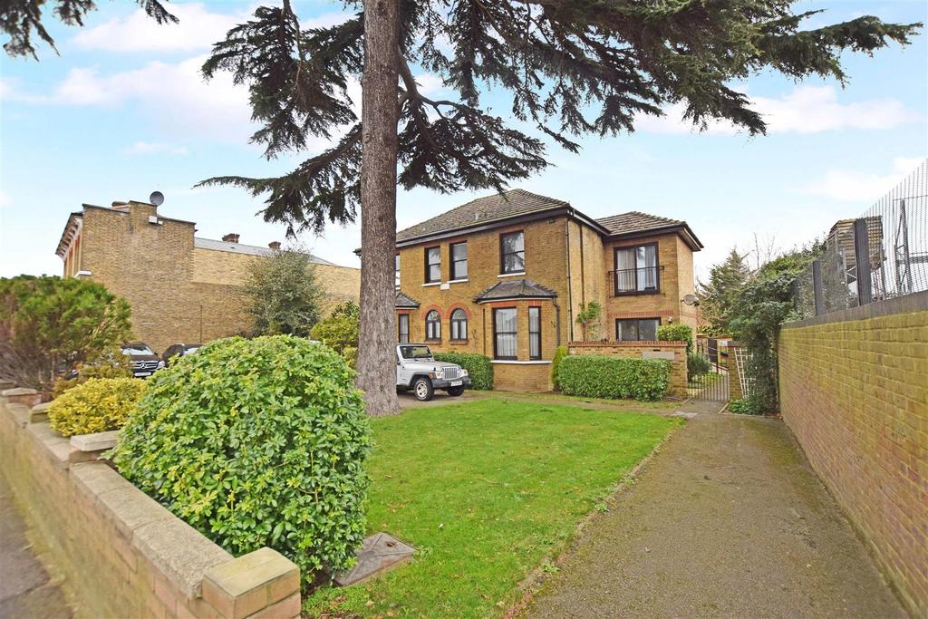 Staines Road East, SunburyOnThames 1 bed apartment £1,050 pcm (£242 pw)
