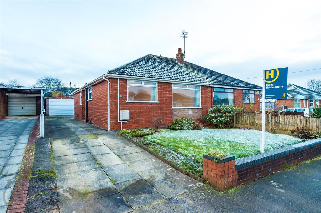 Oakdale Drive, Tyldesley, Manchester 2 bed semidetached bungalow £1,000 pcm (£231 pw)