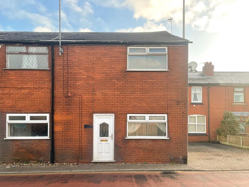 City Road, Kitt Green, Wigan, WN5 0BB 2 bed end of terrace house £595