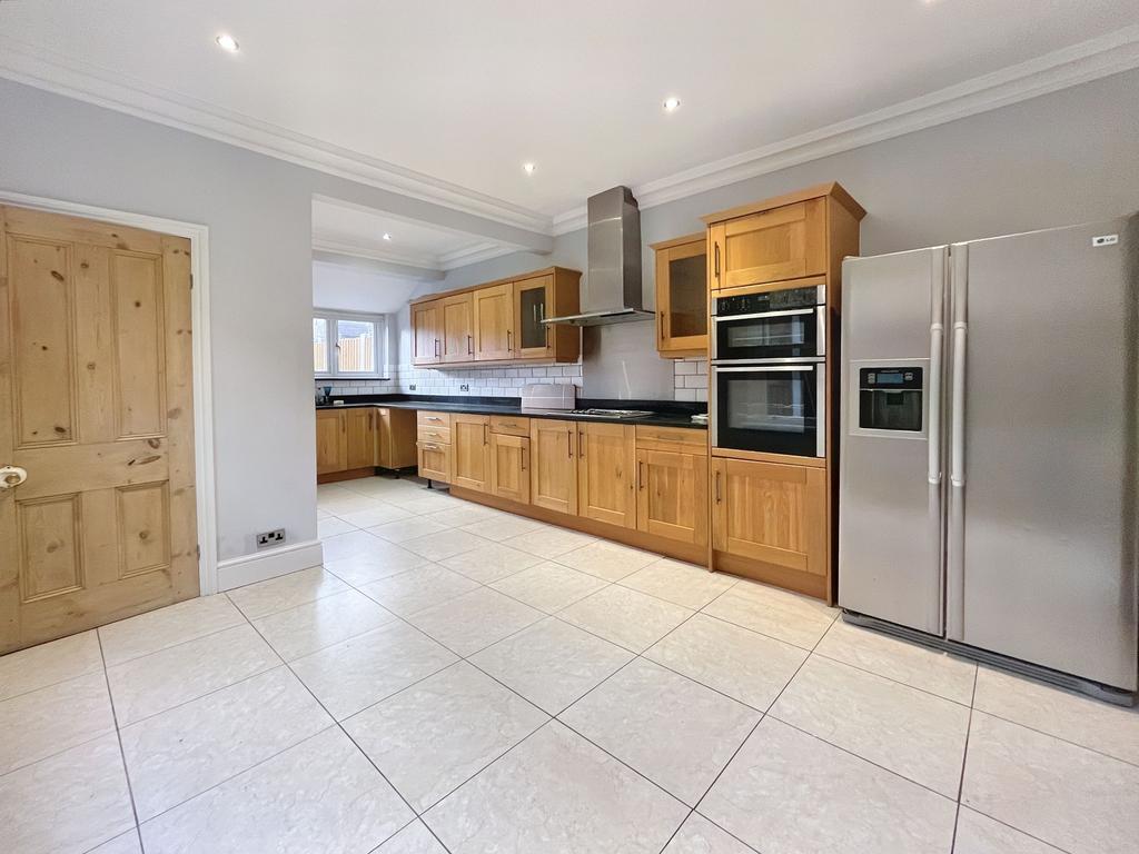 Brightwell Avenue, WestcliffOnSea, SS0 3 bed semidetached house £