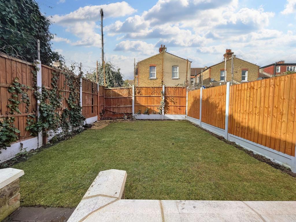 Brightwell Avenue, WestcliffOnSea, SS0 3 bed semidetached house £