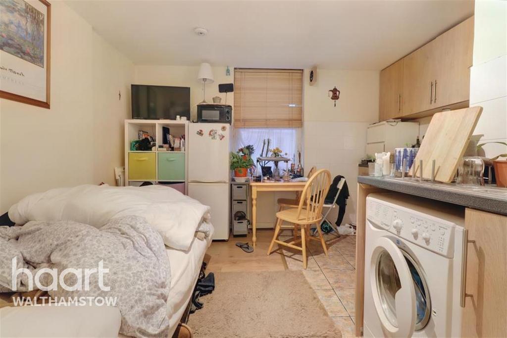 Lea Bridge Road, Walthamstow 1 bed flat £750 pcm (£173 pw)