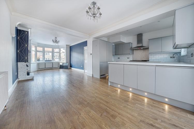 Silver Lane West Wickham BR4 3 bed house £2,300 pcm (£531 pw)