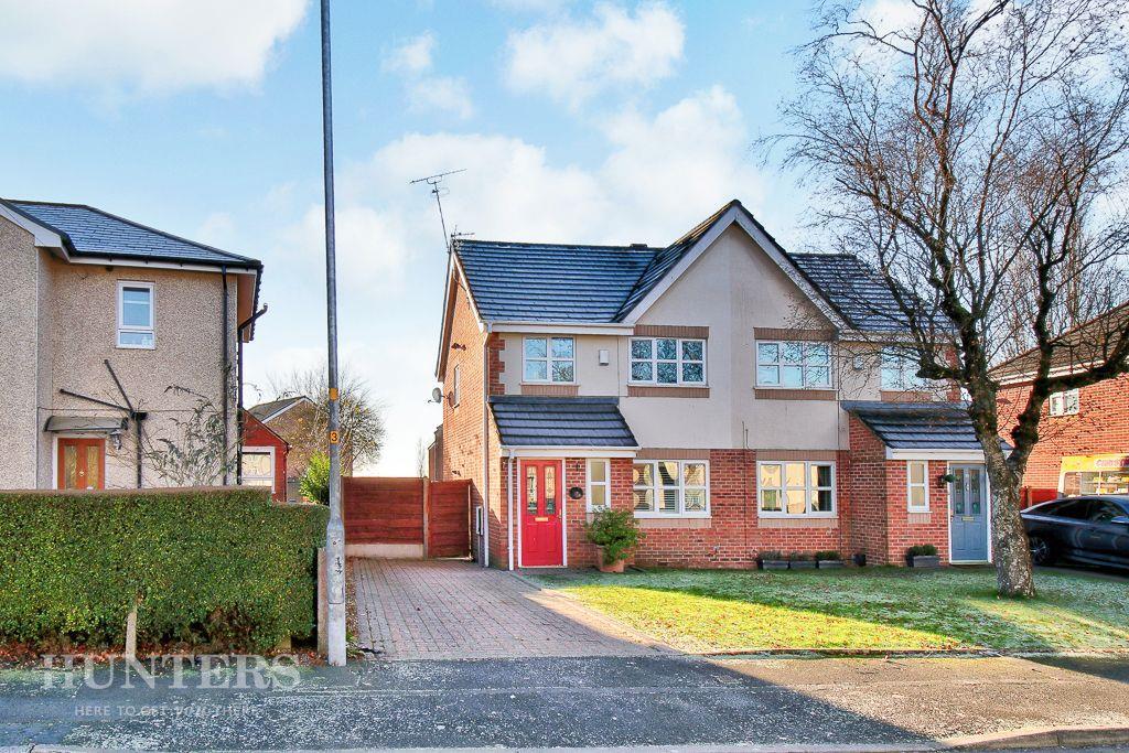 Kings Grove, Great Howarth, OL12 9HR 3 bed semidetached house £199,950