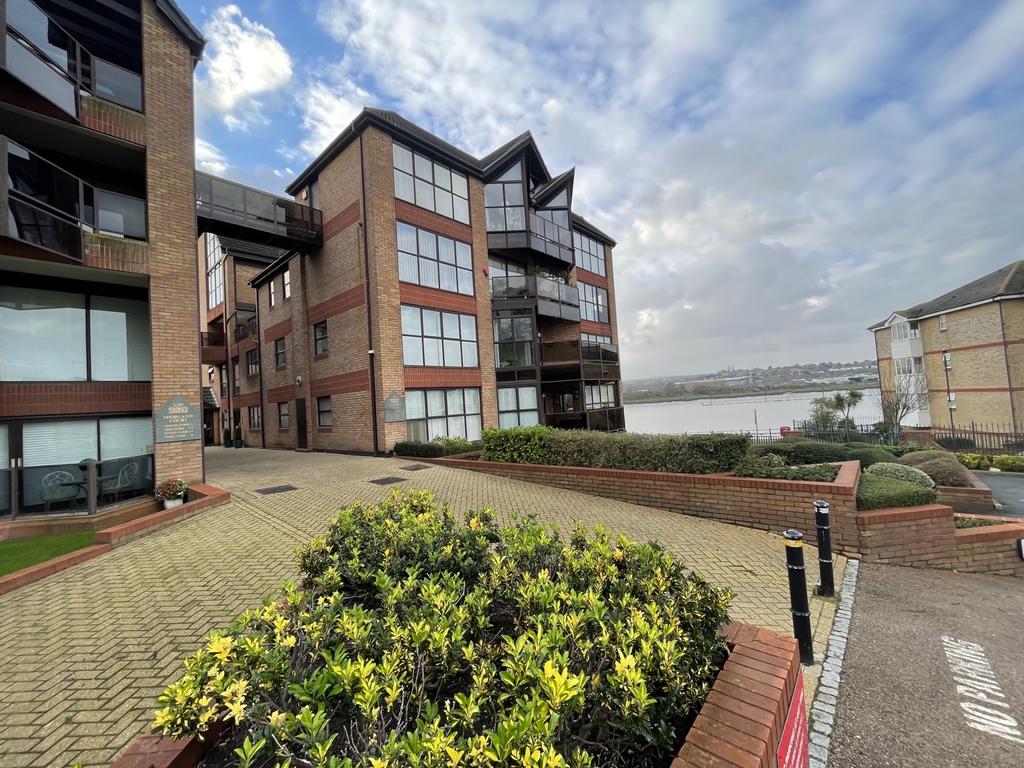 The Esplanade, Rochester ME1 2 bed apartment £1,250 pcm (£288 pw)