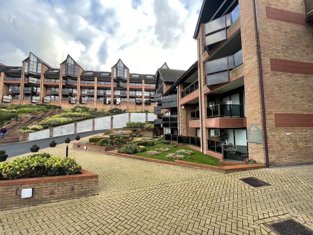 The Esplanade, Rochester ME1 2 bed apartment £1,250 pcm (£288 pw)