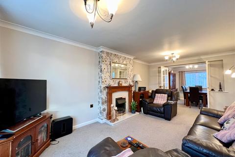 25 Law Close, Wetherby, LS22 7FB