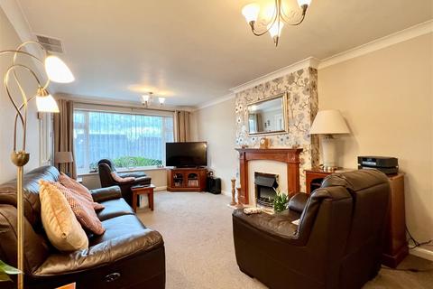 25 Law Close, Wetherby, LS22 7FB