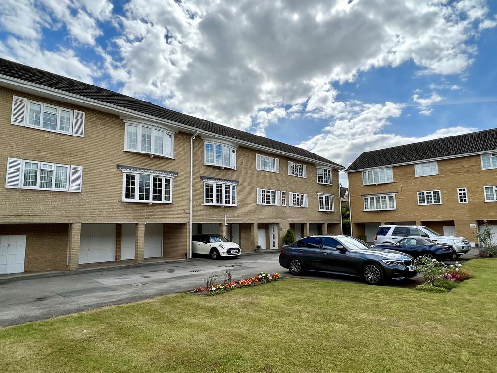 18 Leconfield Court, Wetherby, LS22 2 bed apartment £225,000