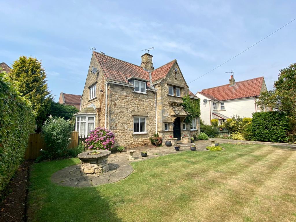 Chapel Lane, Clifford, Wetherby, LS23 3 bed detached house £475,000