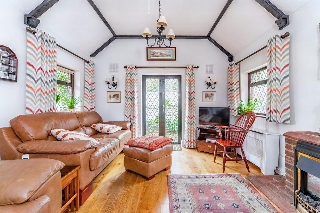 Old Station Way, Wooburn Green, HP10 3 bed chalet for sale £500,000
