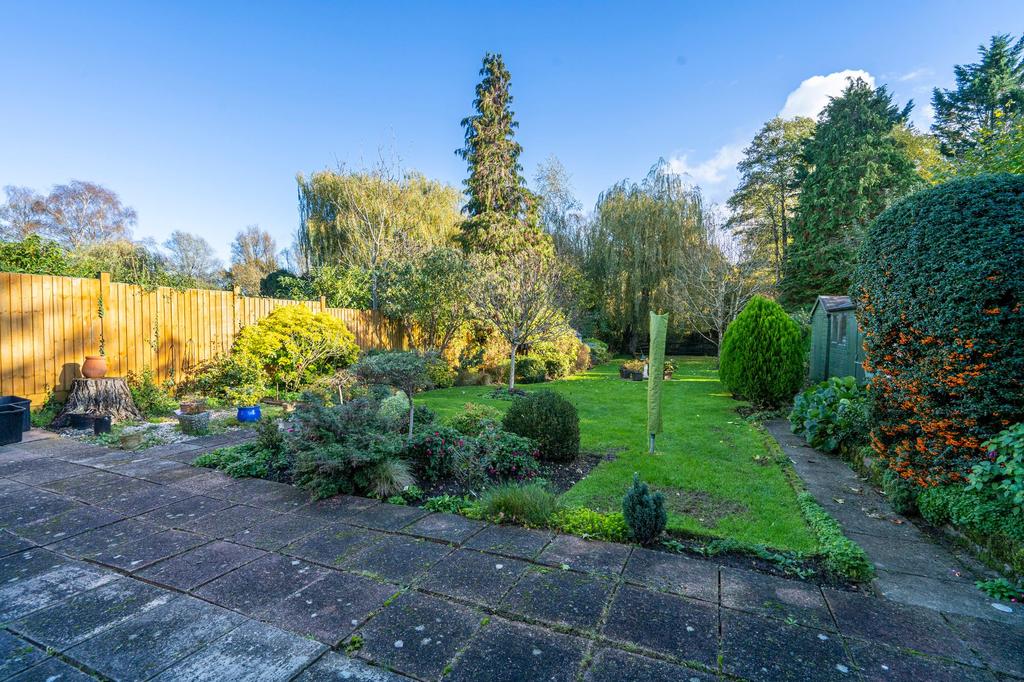 Colemans Moor Road, Woodley, RG5 3 bed chalet £675,000