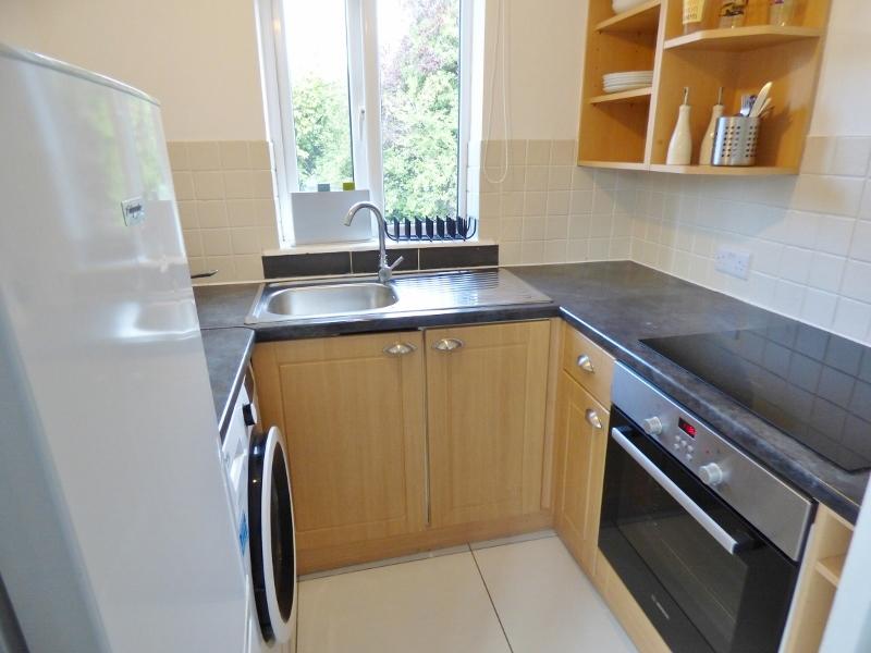 LEATHERHEAD Studio £775 pcm (£179 pw)