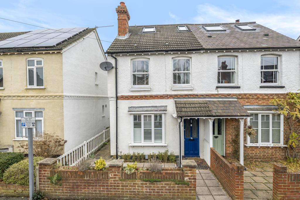 Station Road, West Byfleet, KT14 3 bed semidetached house £550,000