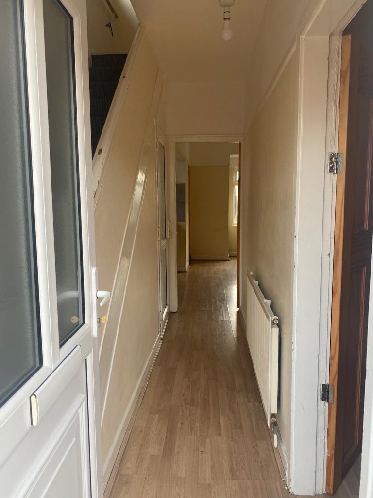 Averil Road, Leicester LE5 3 bed semidetached house £950 pcm (£219 pw)