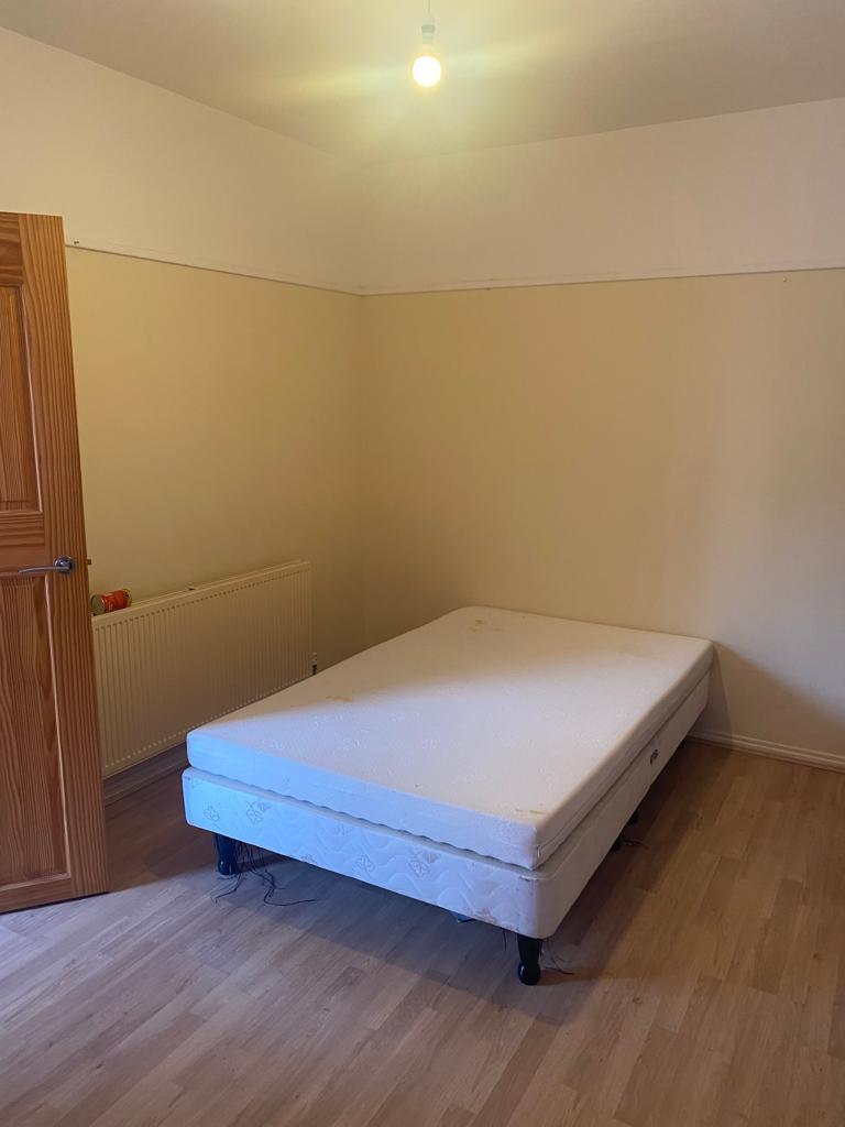 Averil Road, Leicester LE5 3 bed semidetached house £950 pcm (£219 pw)