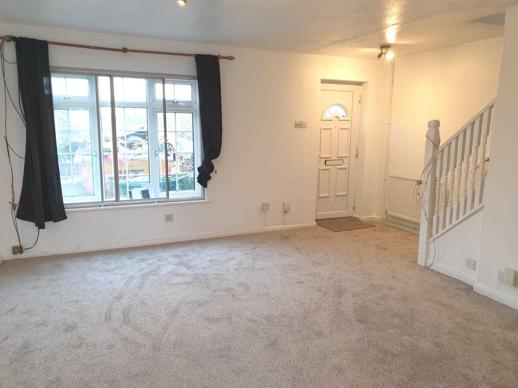 Horton Road, Stanwell Moor 3 bed terraced house £1,600 pcm (£369 pw)