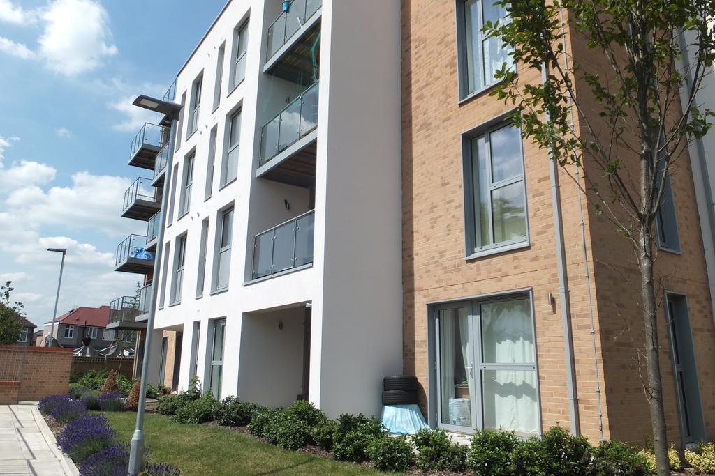 Chapman House, Manor Lane, Feltham, TW13 1 bed flat £1,200 pcm (£277 pw)