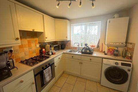 3 bedroom terraced house to rent, Carrington Road, Hp12