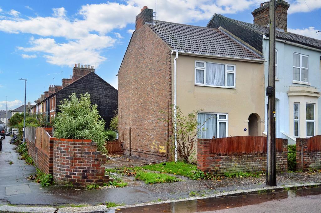 Stour Road, Harwich, CO12 2 bed end of terrace house £750 pcm (£173 pw)