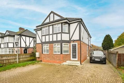 8c Perth Close, London, SW20 0AJ