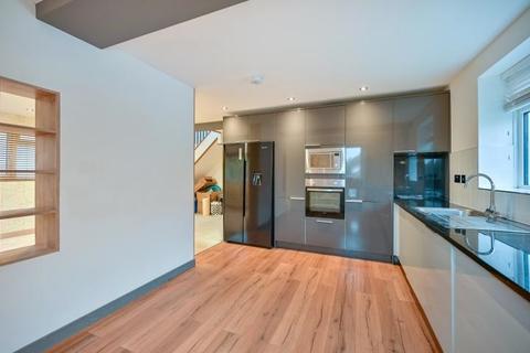8c Perth Close, London, SW20 0AJ
