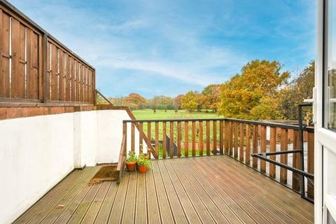 8c Perth Close, London, SW20 0AJ