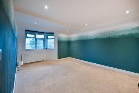 8c Perth Close, London, SW20 0AJ