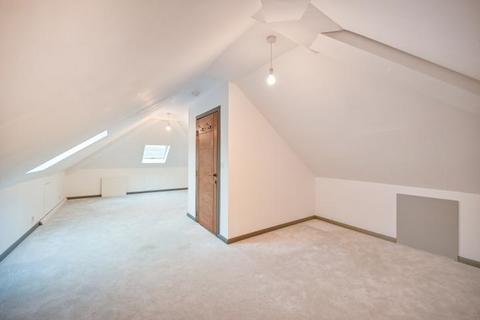 8c Perth Close, London, SW20 0AJ