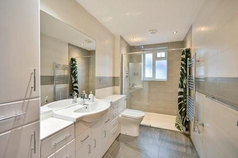 8c Perth Close, London, SW20 0AJ