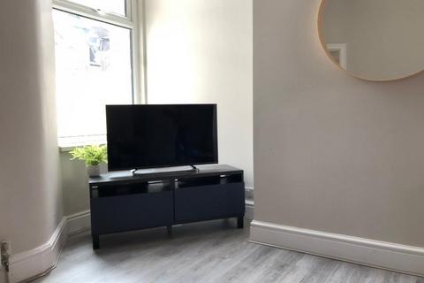 3 bedroom terraced house to rent, Peacock Avenue, Salford, M6 7FP