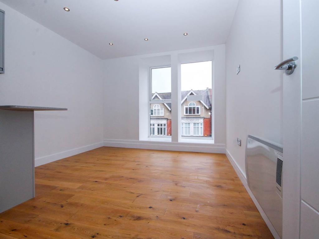 4648 Southbourne Grove, Southbourne, Bournemouth 2 bed flat £950 pcm (£219 pw)