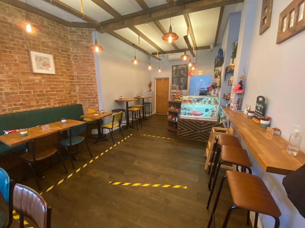 Greenford Avenue, London, W7 Cafe £750 pcm (£173 pw)